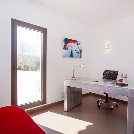 Spacieuse Avec Piscine A Villa *