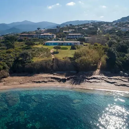 Villa Spacieuse Avec Piscine A *