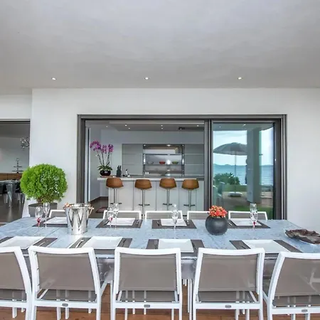 Spacieuse Avec Piscine A Villa