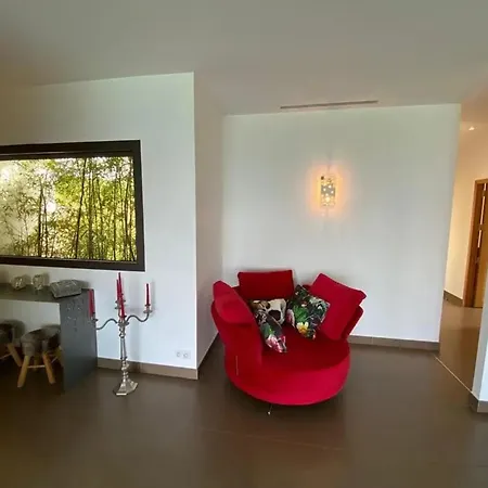 Villa Spacieuse Avec Piscine A *